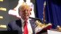 Trump verkauft goldene Turnschuhe – Überraschungsauftritt auf der „Sneaker Con“ | Politik | BILD.de